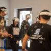 parę osób z goglami VR na głowach, uczestniczą w lekcji VR