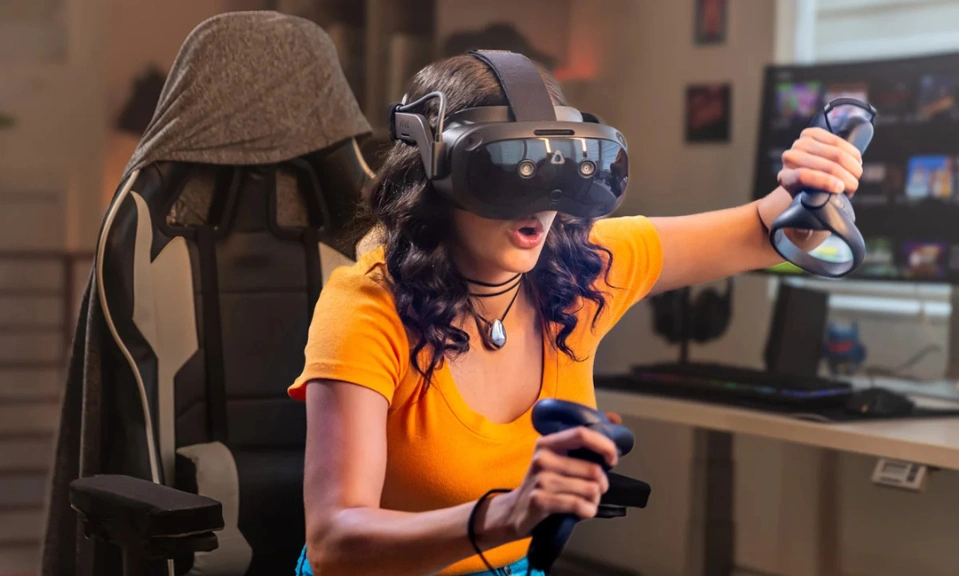 Kobieta używająca HTC Vive Focus Vision