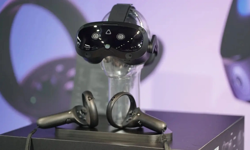 HTC Vive Focus Vision na stojaku
