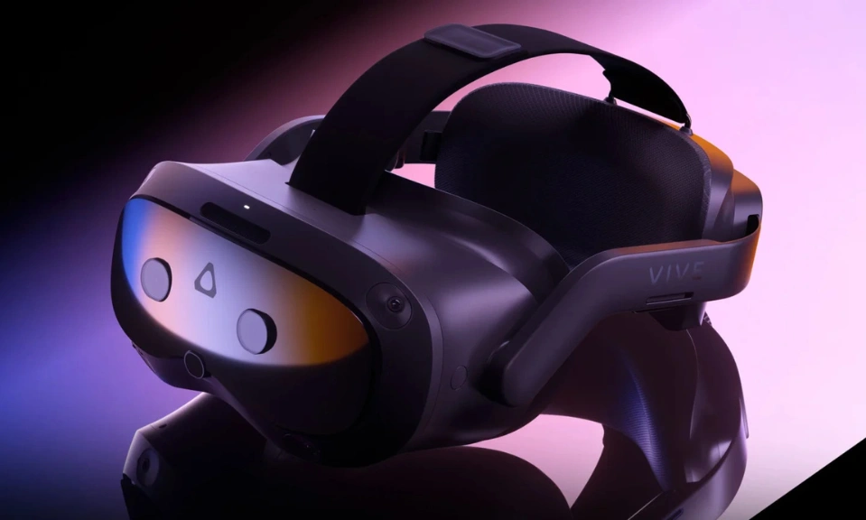 HTC Vive Focus Vision leżący na stole w odbiciu