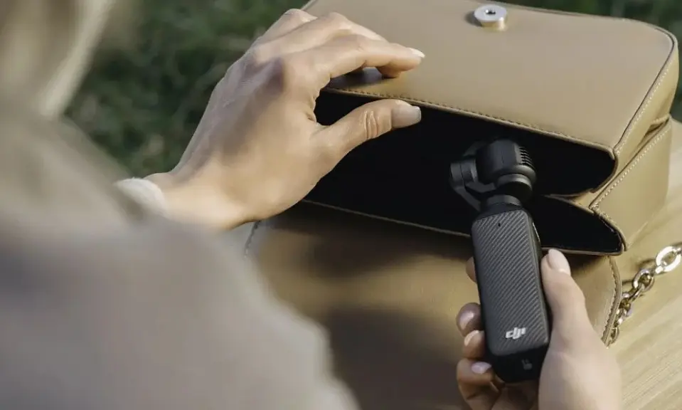 Mężczyzna trzymający Kamera DJI Osmo Pocket 3 Creator Combo