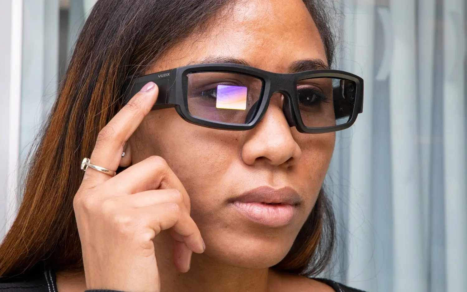 vuzix blade 2 na glowie osoby