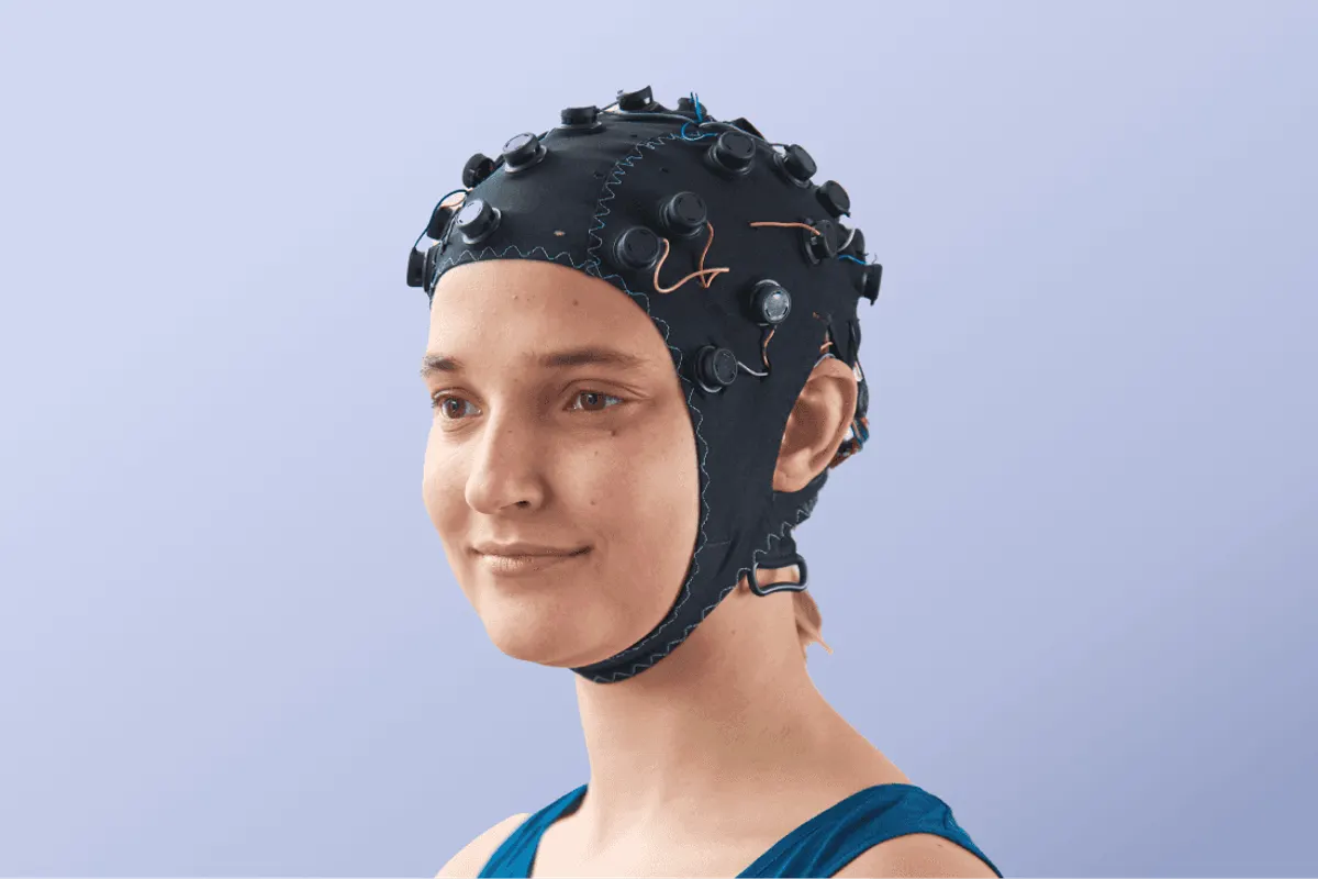 Emotiv Flex 2 Saline, Emotiv Flex 2 Saline, czepek EEG do pomiaru aktywności mózgu założony na głowie użytkowniczki