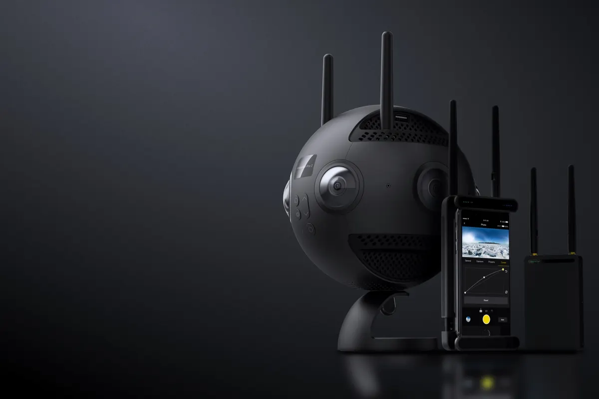 Insta360 Pro 2, Insta360 Pro 2, zestaw kamery 360 z akcesoriami w ciemnej scenerii studyjnej