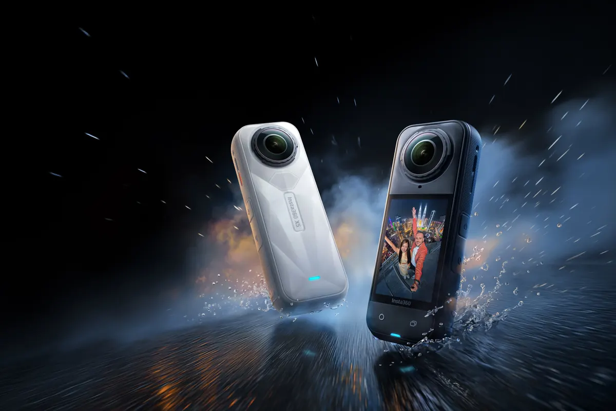 Insta360 X5, Insta360 X5 w wersji białej i czarnej w dynamicznej scenie z wodą i iskrami