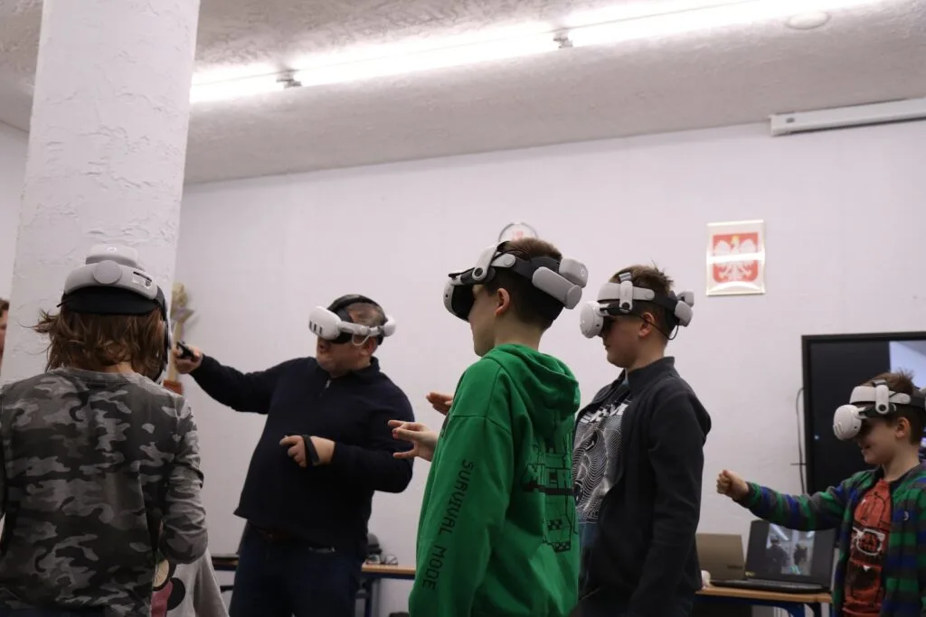 Uczniowie w goglach VR podczas eksperymentów w wirtualnej rzeczywistości w centrum kultury ESTEDE Scena To Dziwna