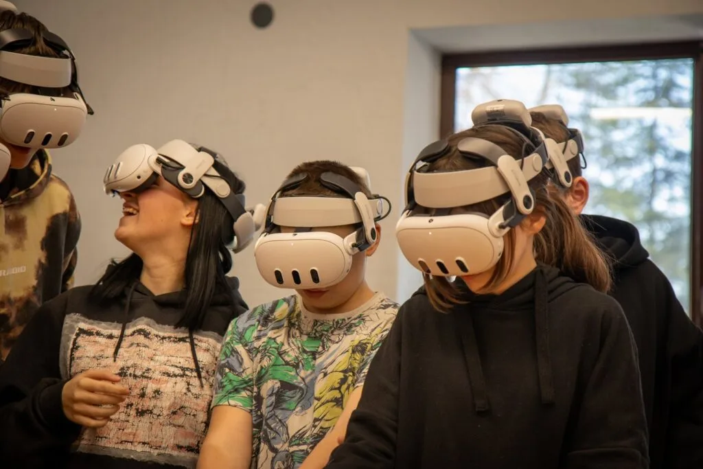 Uczestnicy warsztatów w goglach VR przy oknie sali w Grodzie Grzybowo podczas Turnieju Wojów