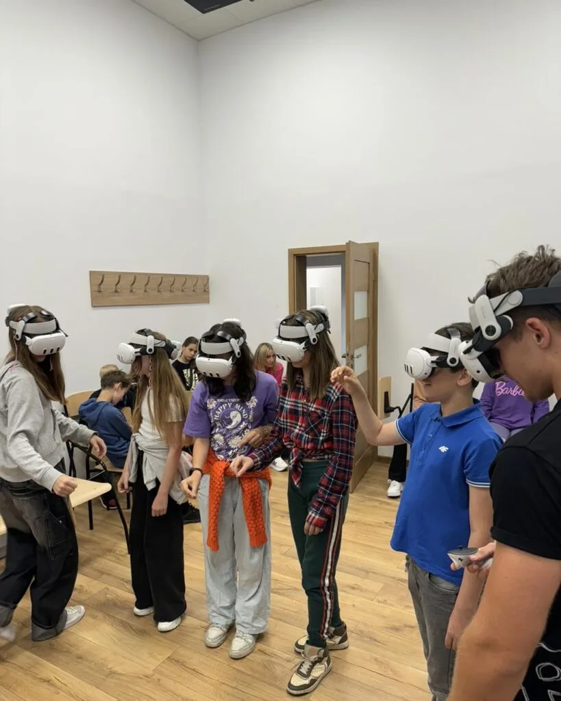 Uczniowie w goglach VR czekający na swoją turę zajęć w Grodzie Grzybowo podczas Turnieju Wojów