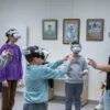 Troje dzieci w goglach VR sięga rękami po wirtualne obiekty na lekcji historii w Prywatnej Szkole Podstawowej Harmonia Jeżyce