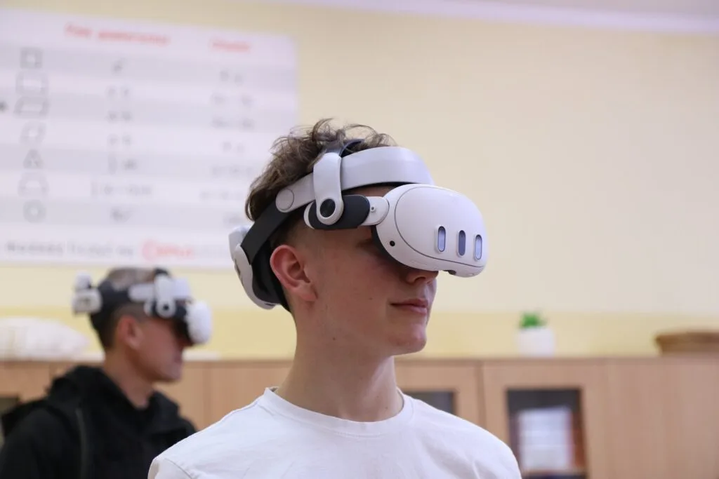 Uczeń w goglach VR Meta Quest podczas warsztatów edukacyjnych w Prywatnej Szkole Podstawowej Harmonia Jeżyce