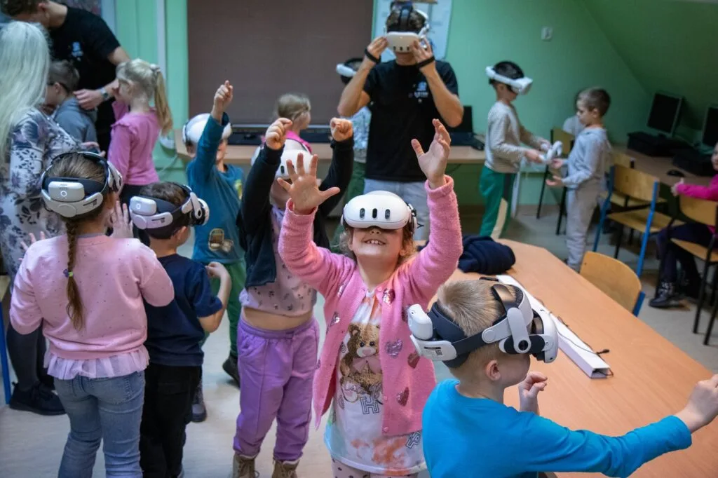 Uczniowie w goglach VR podczas zajęć w sali pod skosem dachu w Prywatnej Szkole Podstawowej Harmonia Nieszawska