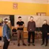 Uczniowie w goglach VR podczas lekcji historii w klasie w Psarach Polskich