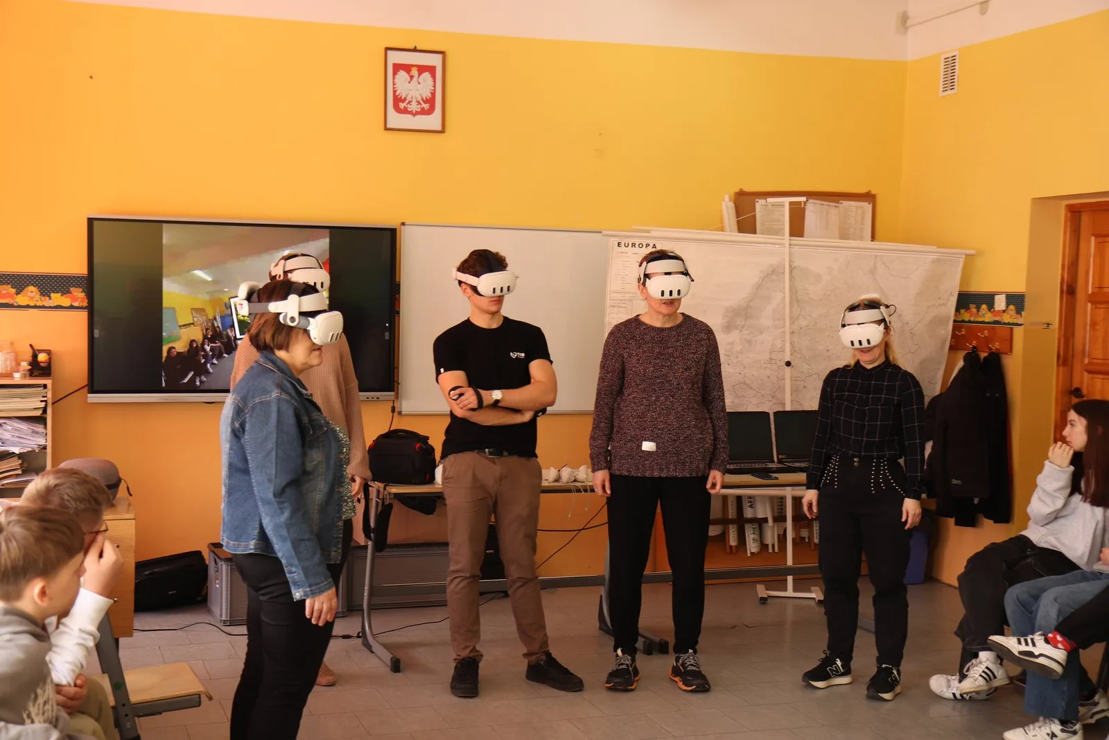 Uczniowie w goglach VR podczas lekcji historii w klasie w Psarach Polskich