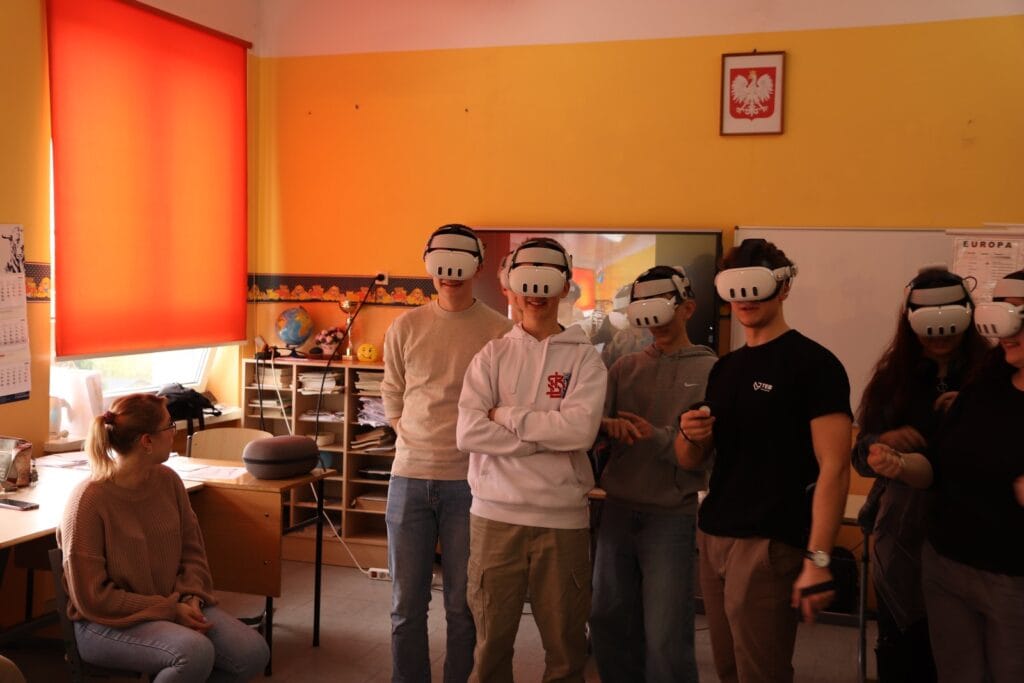 Grupa nastolatków w goglach VR podczas warsztatów historycznych w Psarach Polskich