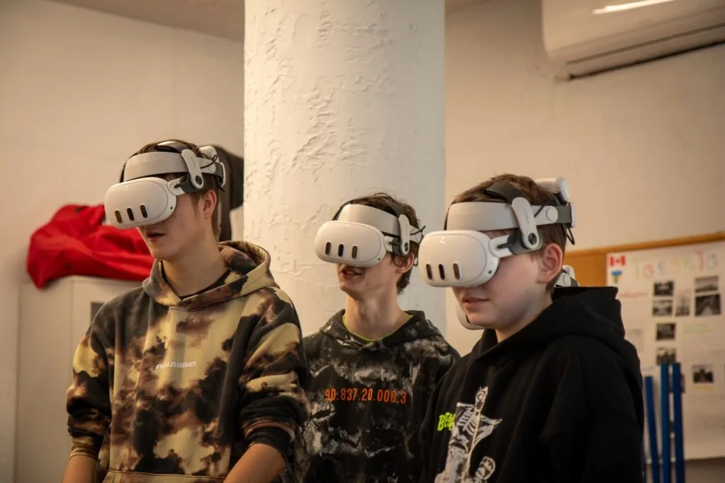 Nastolatkowie w goglach VR podczas zajęć historycznych z wirtualną rzeczywistością w Psarach Polskich