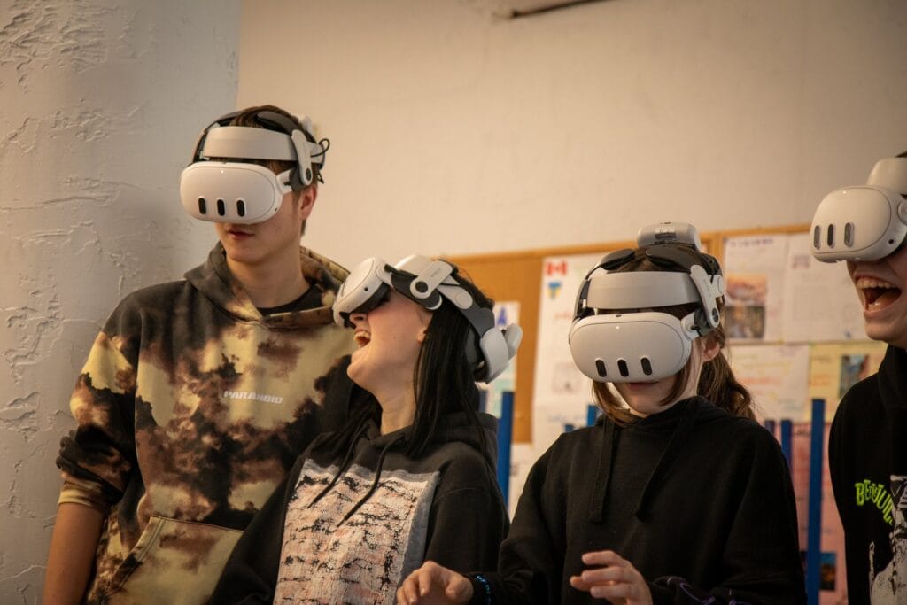 Dwoje uczniów w goglach VR z kontrolerami na lekcji historii w Psarach Polskich