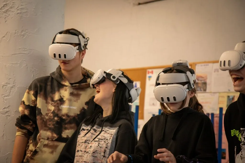 Dwoje uczniów w goglach VR z kontrolerami na lekcji historii w Psarach Polskich