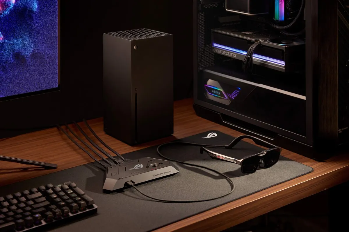 ASUS ROG XREAL R1, ASUS ROG XREAL R1, okulary AR obok zestawu PC i konsoli do gier