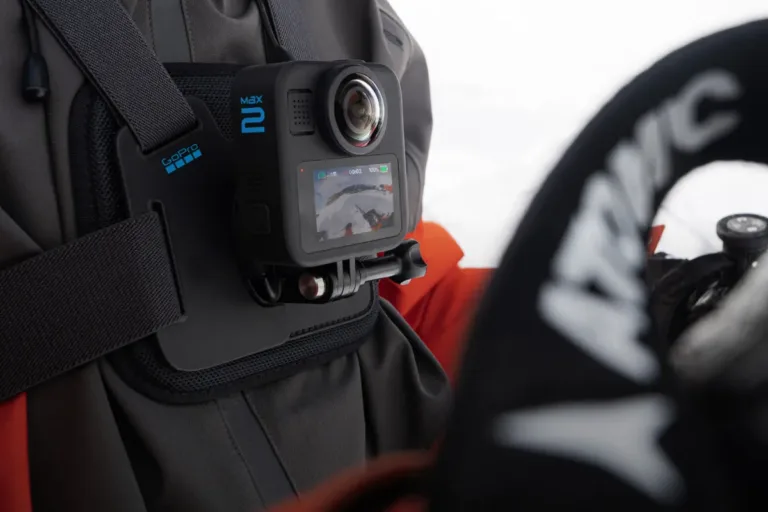 GoPro MAX2 zamocowane na uprzezy piersiowej narciarza podczas zjazdu