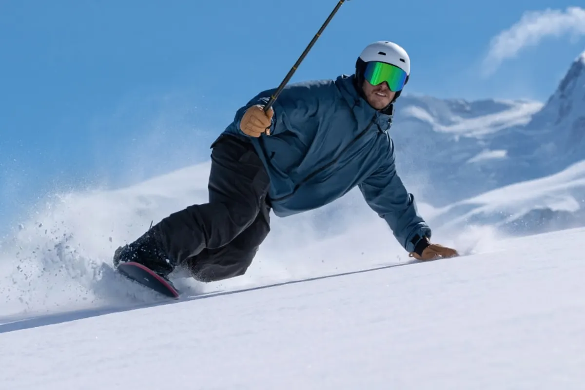 Insta360 X6, Insta360 X6 na selfie sticku podczas jazdy na snowboardzie