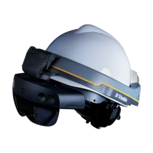 Trimble XR10 z HoloLens 2 — widok z boku na hełmie ochronnym