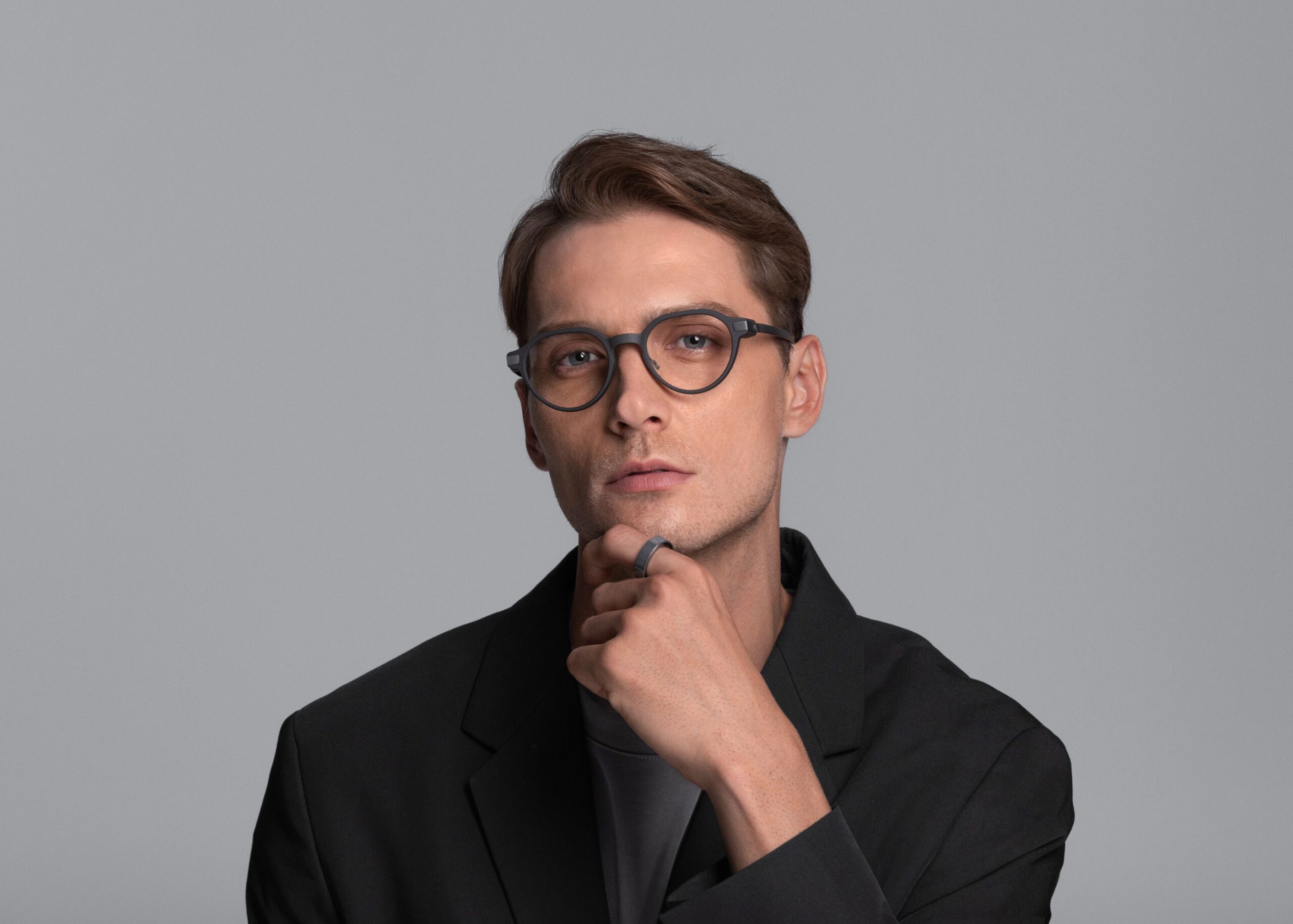 Mężczyzna w okularach Even Realities G2, portret z bliska