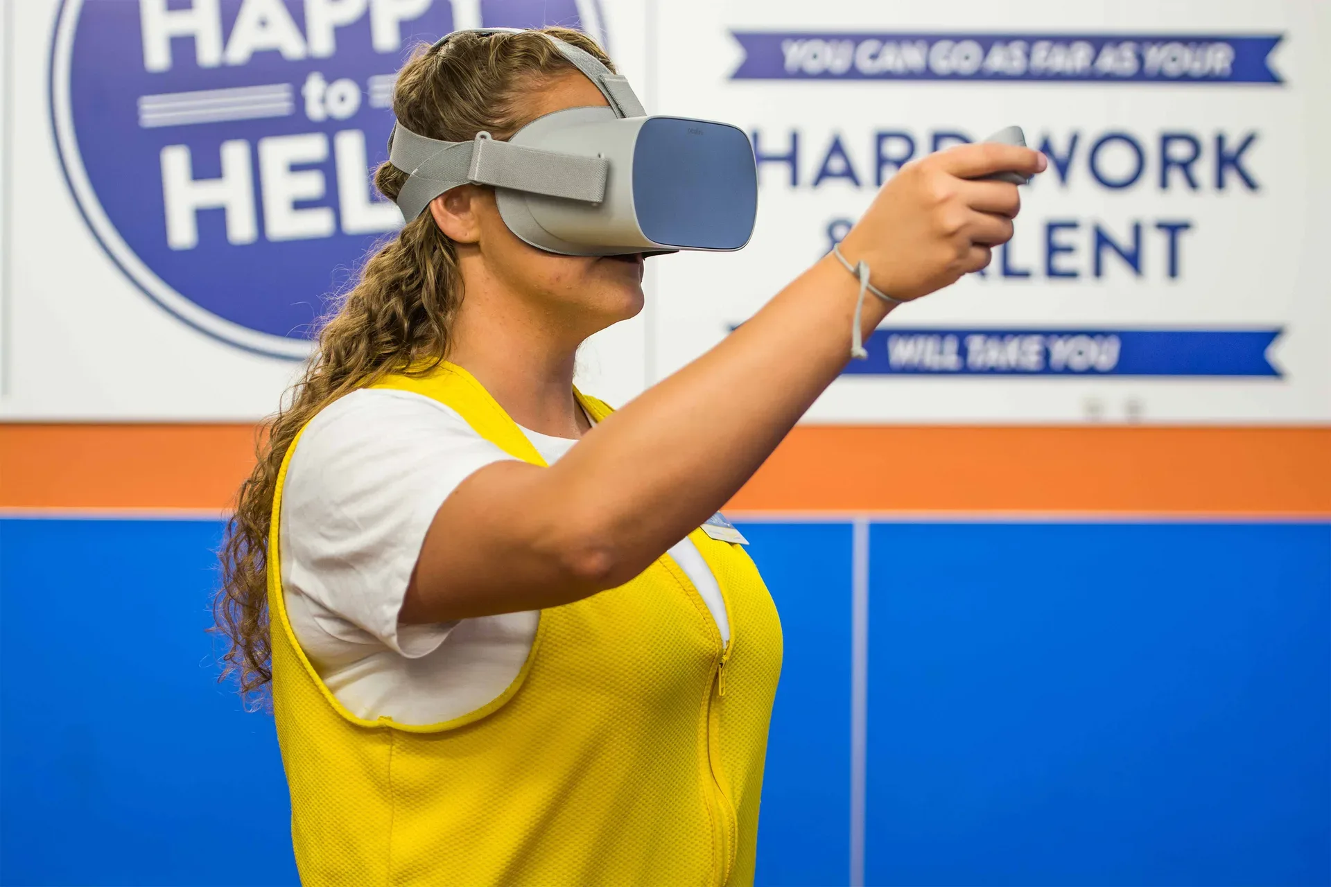 Pracownica Walmart w goglach Oculus Go podczas szkolenia VR