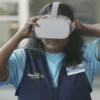 Pracownica Walmart zakłada gogle VR przed szkoleniem