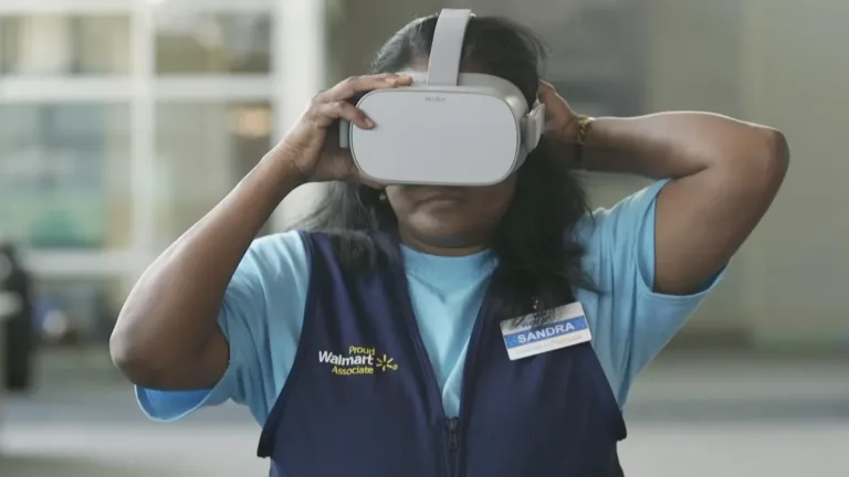 Pracownica Walmart zakłada gogle VR przed szkoleniem